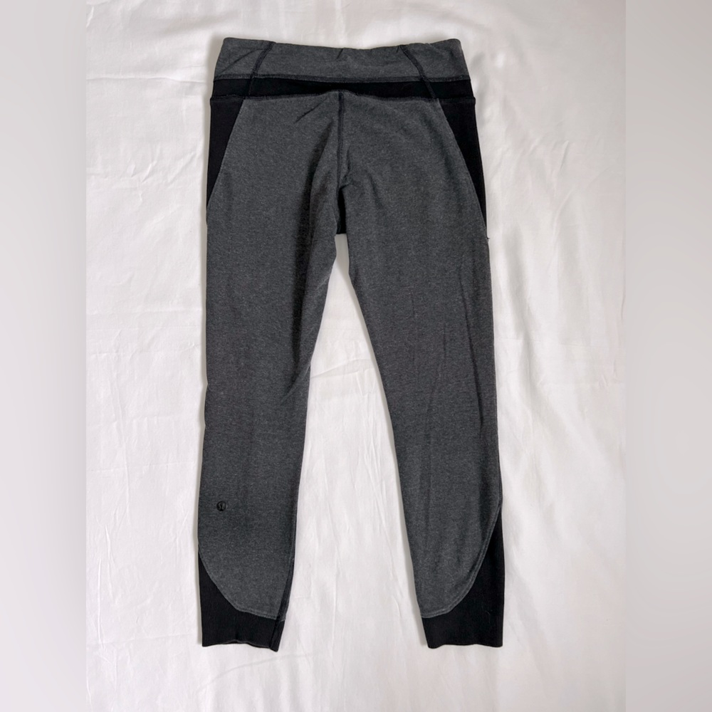 LULULEMON CROP GREY & BLACK SOFT WOMEN’S ATHLETIC WORKOUT LEGGING SIZE 4